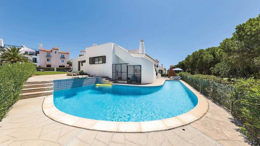 Villa for 6 people, with terrace and pool as well as garden in Vilamoura