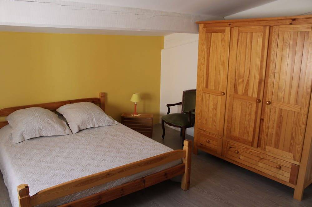 Entire apartment, Apartment in a quiet village house in Colonzelle, Nyons region