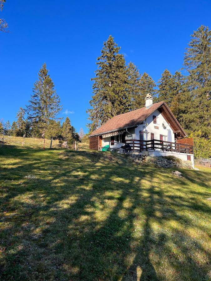 Gîte pour 4 personnes, avec Balcon et Terrasse ainsi que Jardin et Vue à Saint-Imier