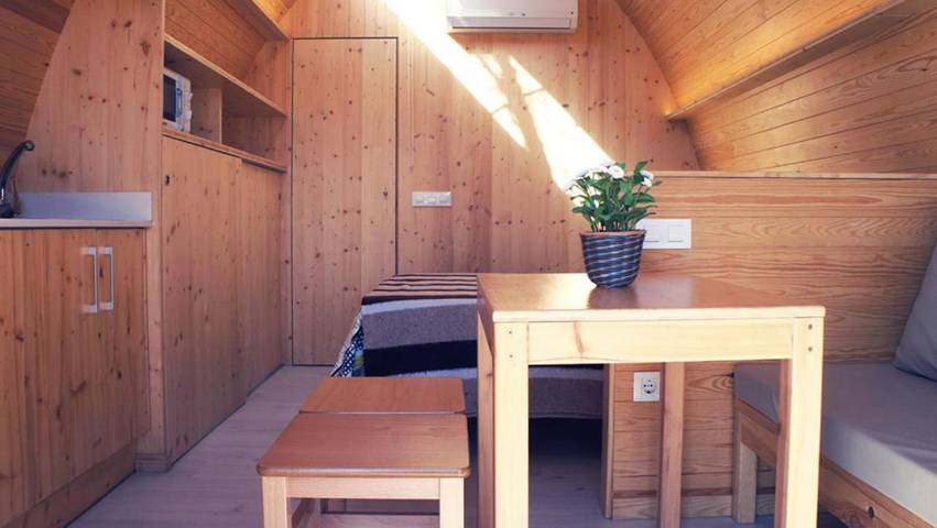 Location de vacances pour 3 personnes, avec terrasse et piscine ainsi que bassin pour enfant et jardin à Arnes - 4