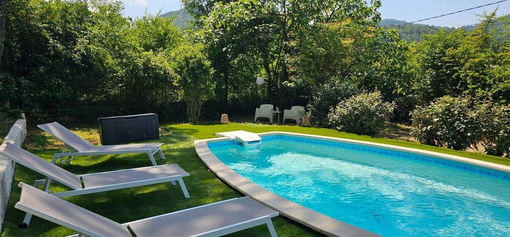 Villa pour 6 personnes, avec terrasse ainsi que vue et piscine