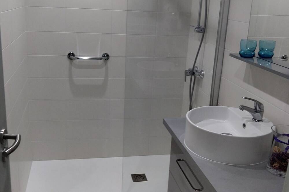 Apartamento entero, Air-conditioned gîte with swimming pool and garden in the countryside, ideal for families in Pertuis, Parque natural regional del Luberon