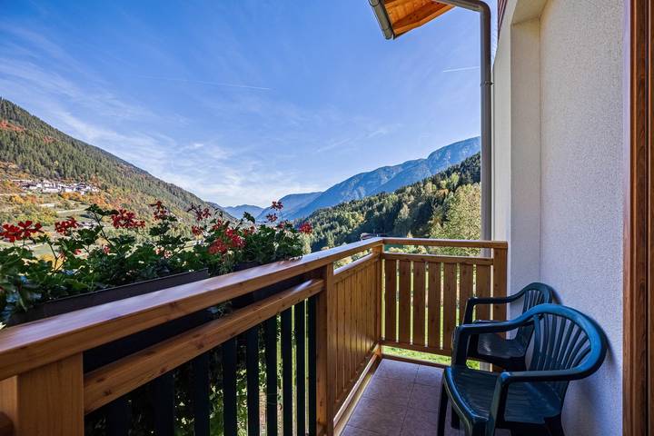 Hel lägenhet, Cozy Apartment "Casa Penasa 1" with Mountain View, Wi-Fi and Garden in Almazzago, Commezzadura