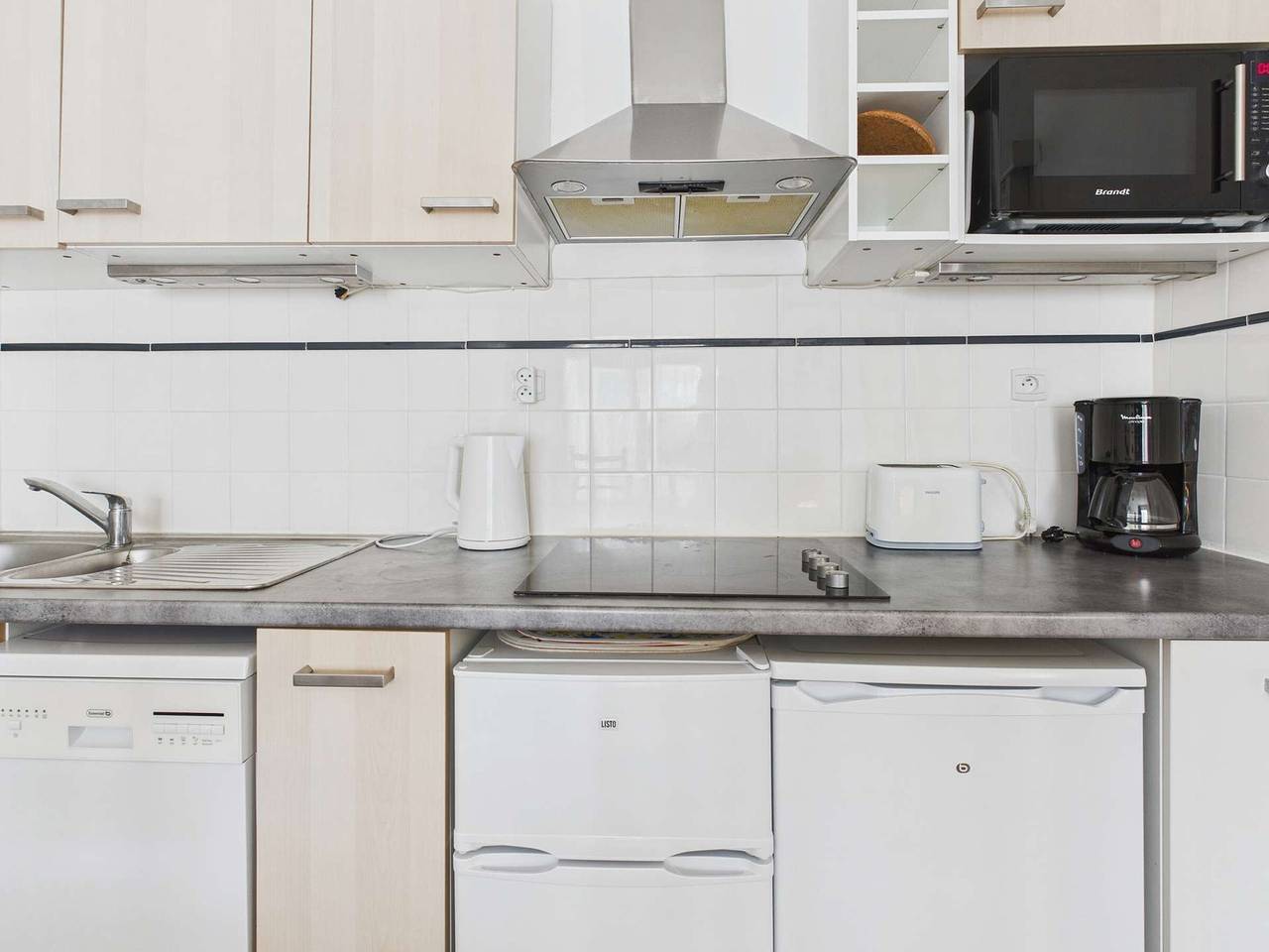 Entire apartment, Spacious 3-Room Apt for 6, near Beach & Shops, Balcony, Tv, Fully Equipped Kitchen in Grau d’Agde, Agde