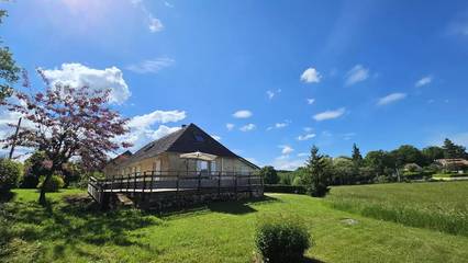 Gîte pour 6 personnes, avec terrasse à Turenne