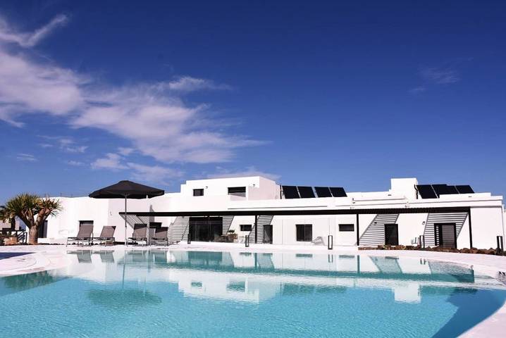 Ferienwohnung für 3 Personen, mit Terrasse und Garten sowie Pool und Ausblick