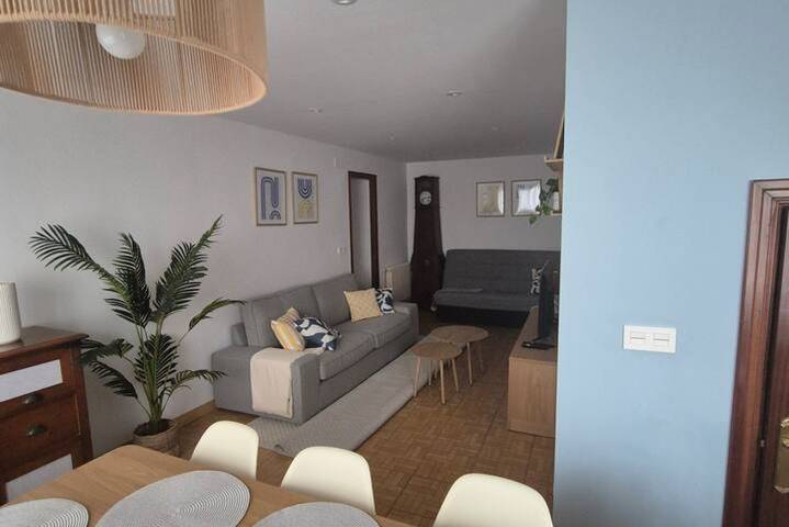 Ganze Wohnung, Chic Apt w/ Full Kitchen & Wi-Fi Near Attractions in Arriondas, Costa Verde (Spanien)