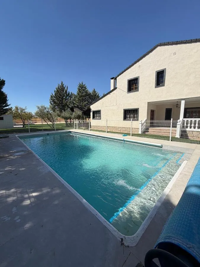 Casa de vacaciones para 12 personas, con vistas además de jardín y piscina, Familias con niños - 1