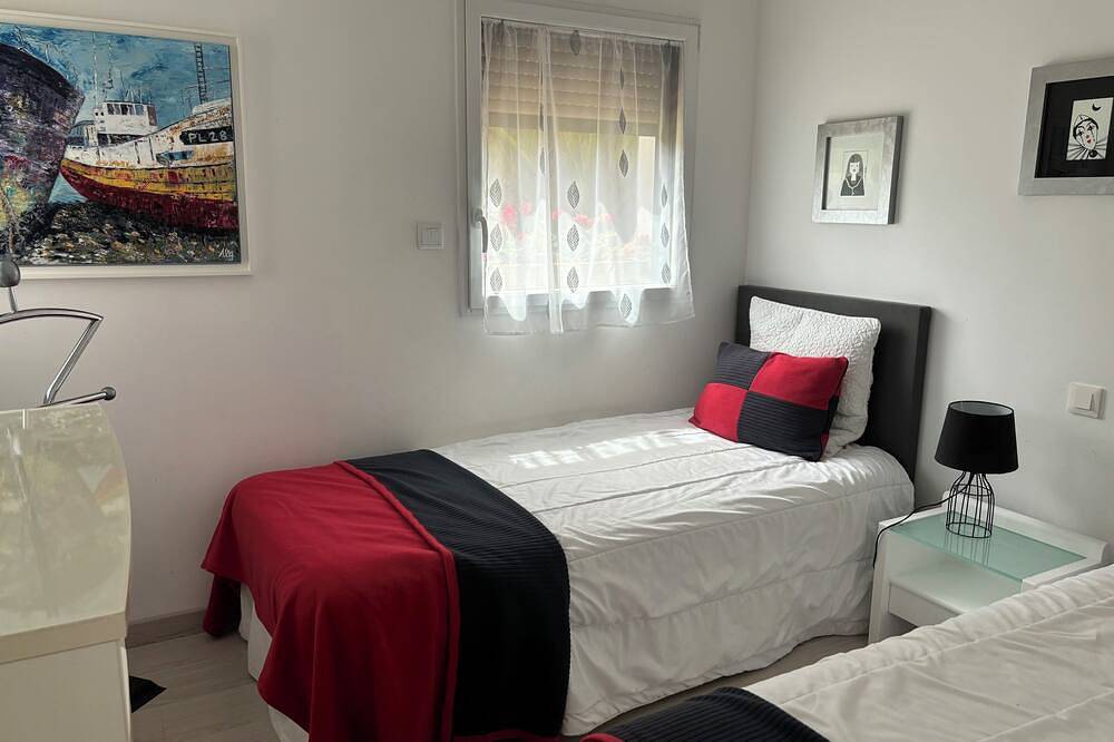 Waterfront house on Gr34, beaches, shops on site Tregastel pink granite in Coz Pors, Trégastel