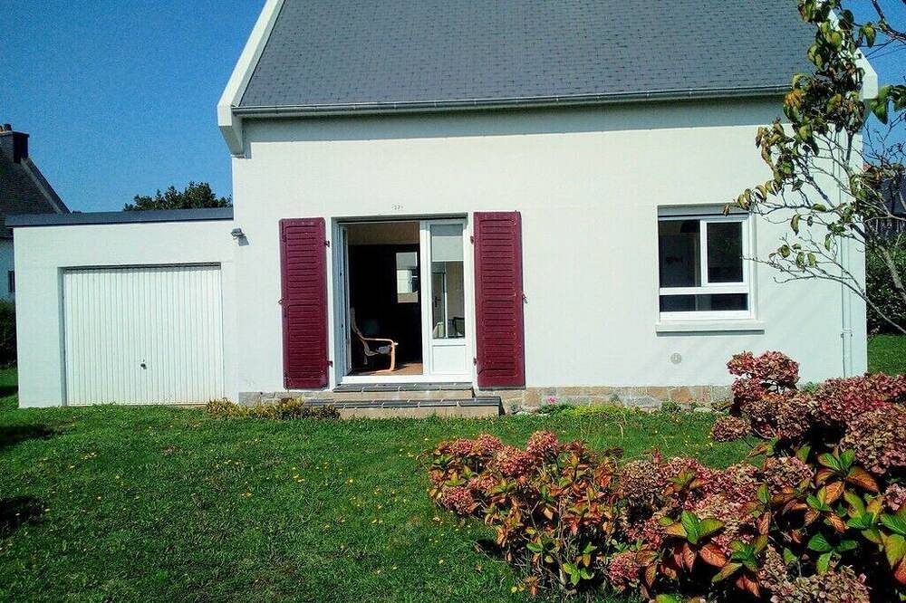 House with enclosed garden near town and beaches in Trébeurden, Pink Granite Coast