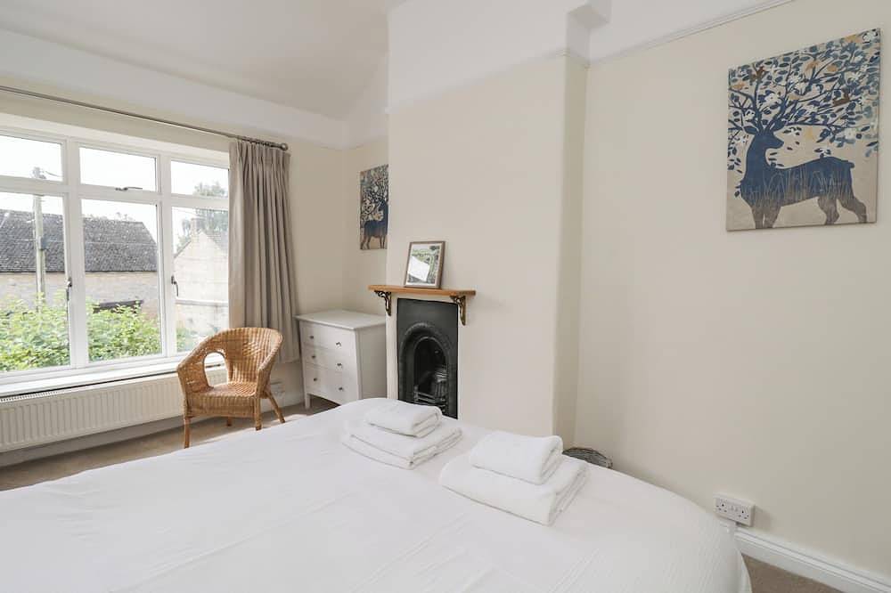 2 Church Street, pet friendly, with open fire in Chipping Norton in Chipping Norton, Oxfordshire