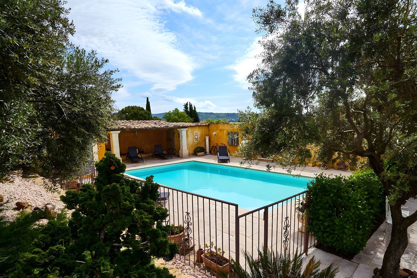„Bel Air en Luberon“ – Ferienhaus mit Gemeinschaftspool und Panoramablick auf den Luberon in Gargas, Regionaler Naturpark Luberon