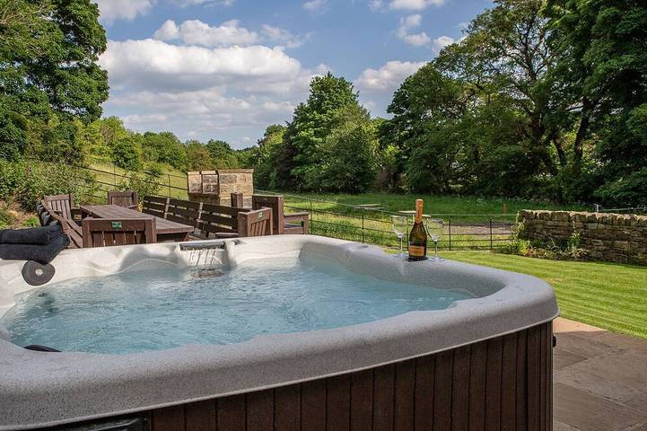 Log cabin for 15 people in Sheffield