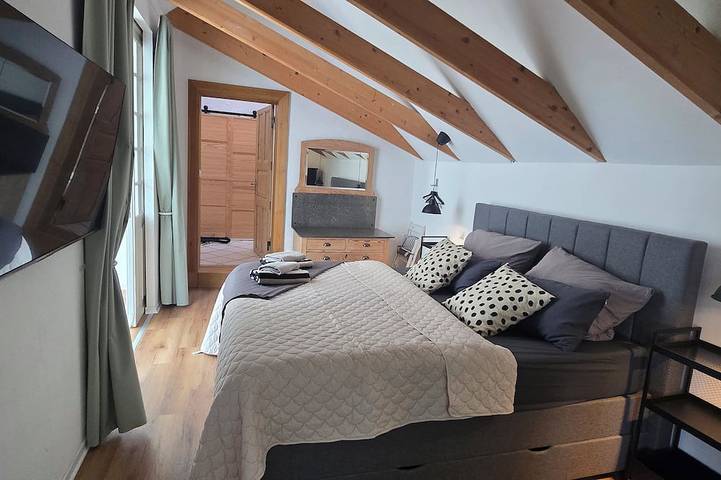 Built in 1920, a house with a two-story sunroom, just a short drive from the North Sea in Ostrohe, Heide y sus alrededores