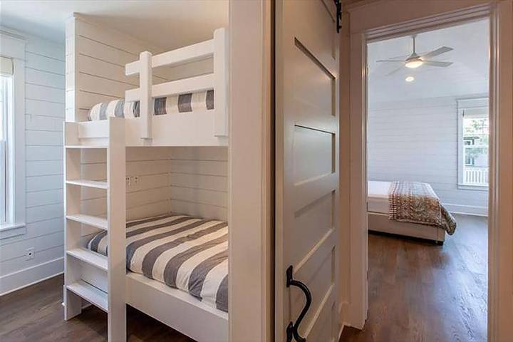 Vacation house for 12 people, with balcony and pool in Rosemary Beach