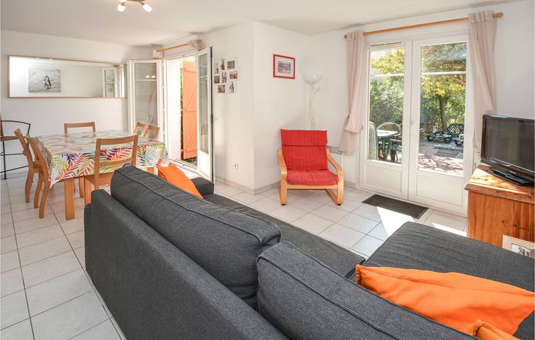 Poolside Terrace Apartment, Aigues-Mortes in Aigues-Mortes, Côte d'Améthyste