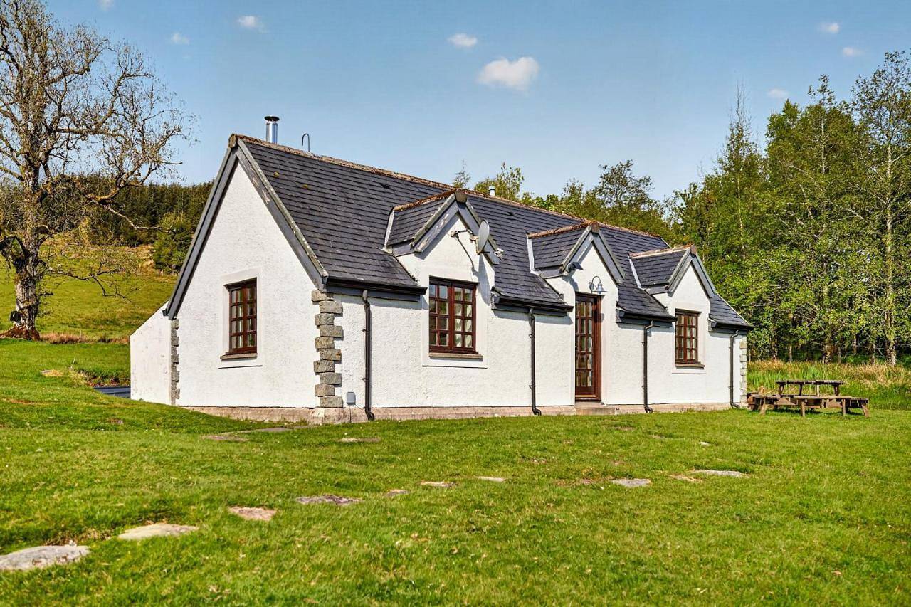 Ballimore Farm Cottage with wood-fired Hot Tub in Argyll & Bute