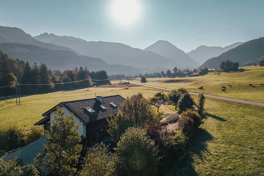 Grand Gite confortable pour  anniversaire ou détente avec Spa, sauna et jardin in La Compôte, Région de Chambéry