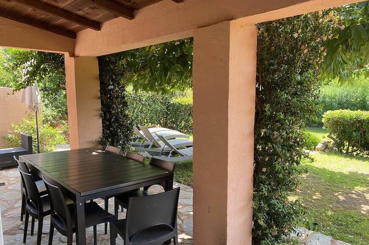 Villa pour 8 personnes, avec terrasse ainsi que piscine et jardin, animaux acceptés dans Santa Giulia
