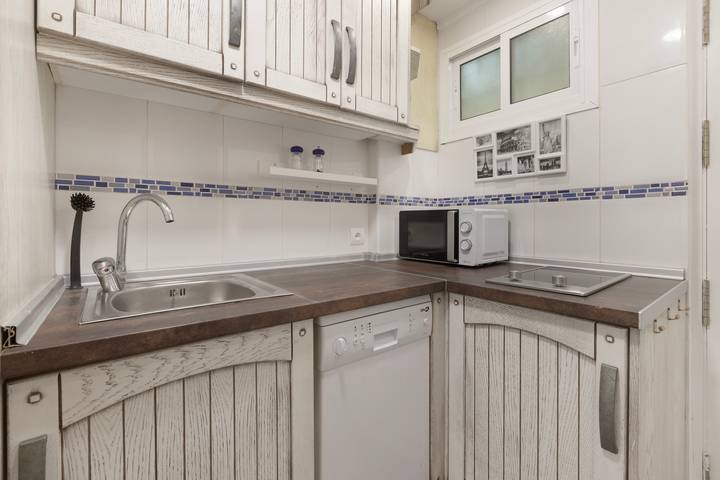 Entire apartment, Apartment 'Gamonal Beach Studio' with Shared Pool, Wi-Fi and Air Conditioning in Benalmádena Costa, Benalmádena