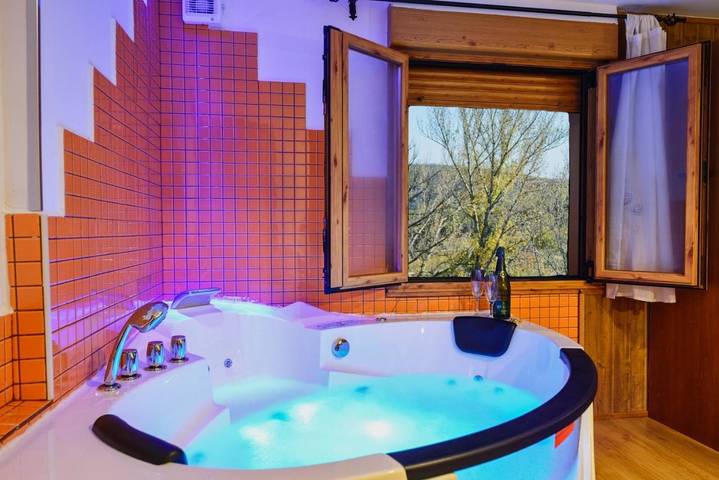 Casa rural para 2 personas, con jacuzzi y jardín en Montaña de Luna