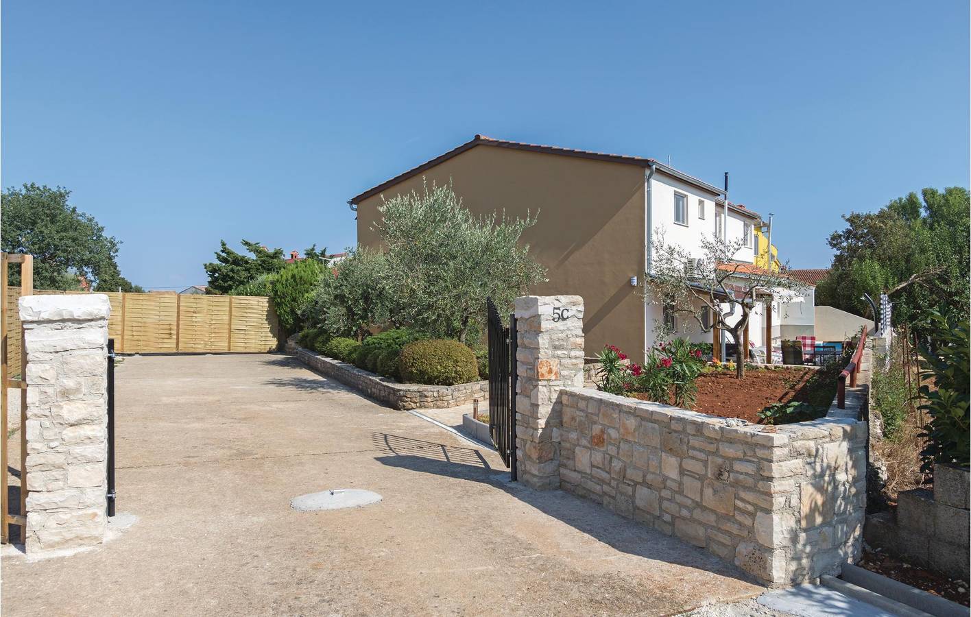 Modernes Apartment mit Pool und Terrasse, 2 km vom Strand Duga Uvala entfernt in Marčana, Südküste Istrien