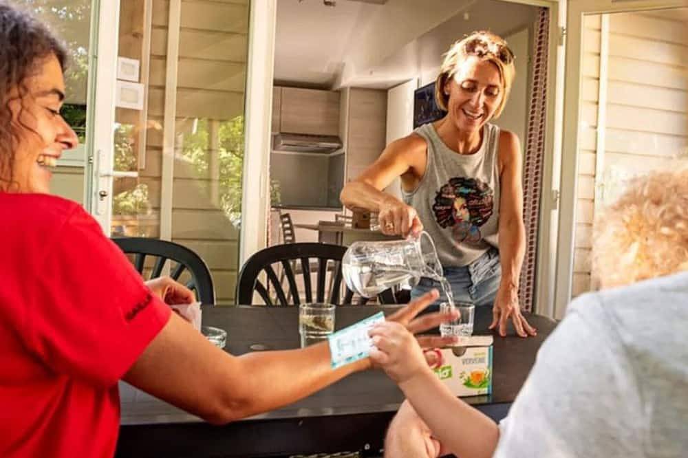 Casa móvil para 6 personas con terraza in Lissac-sur-Couze, Brive-la-Gaillarde region