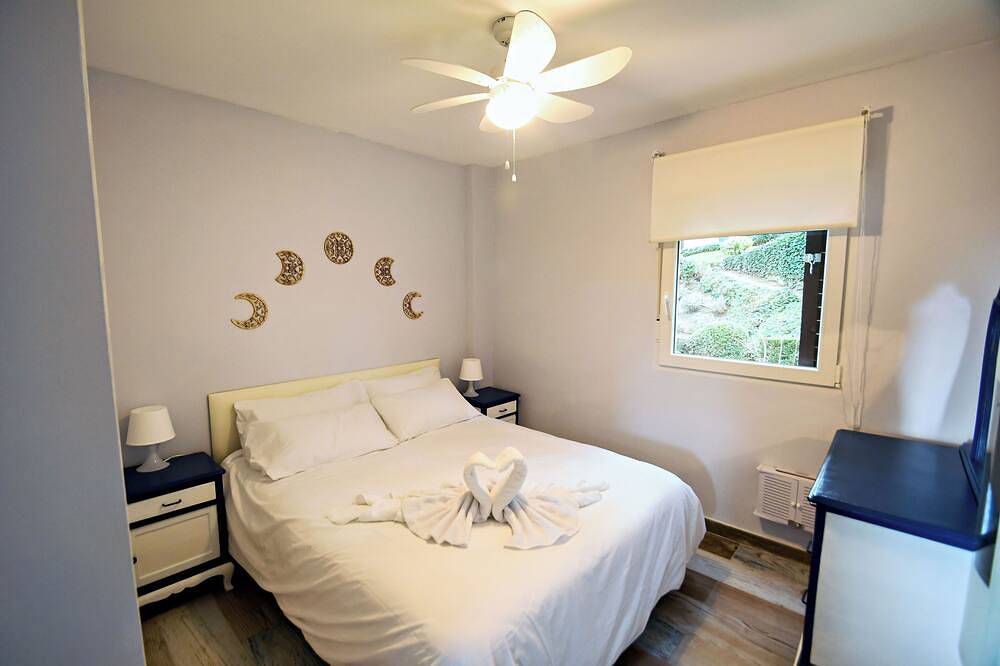 Entire apartment, Serene Lakeview Retreat in San Martín de Valdeiglesias, Madrid Province
