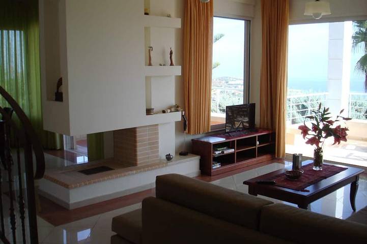 Villa overlooking the sunrise and the endless blue of the sea in Αγία Πελαγία, Αχλάδα