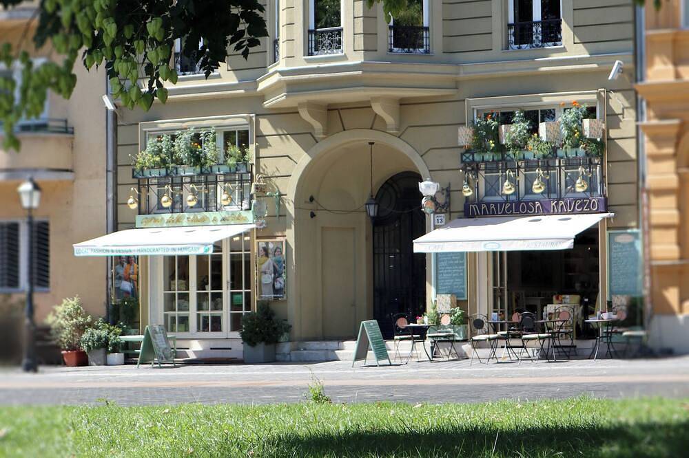 Entire apartment, Marvelosa Apartment - Beautiful & Central, next to Chain Bridge, by the river in Budapest, Central Hungary