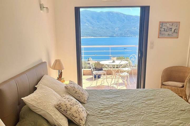 Excepcional villa, con piscina infinita y sublime vista al mar. in Tiuccia, Casaglione