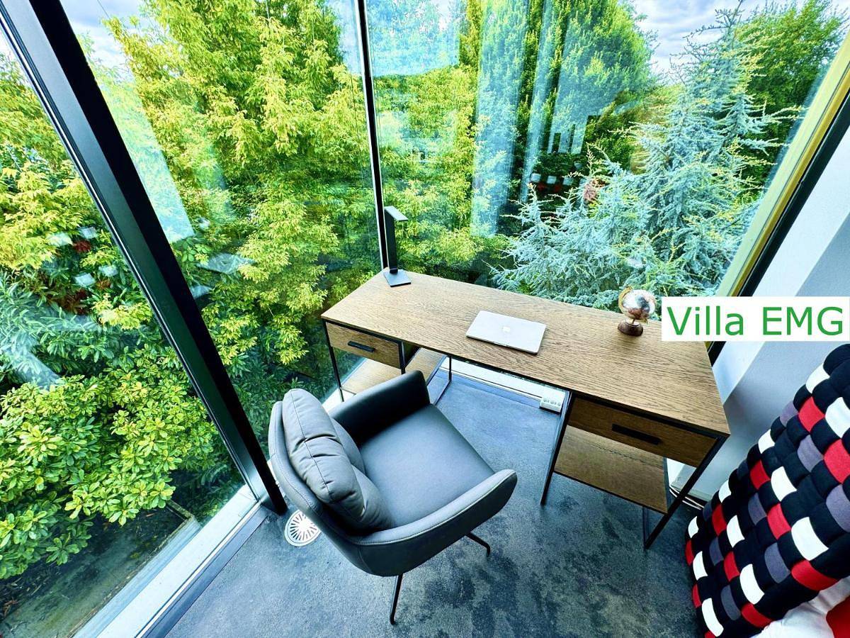 Luxus Design Ferienhaus Villa Emg Bensheim nah Frankfurt, Heidelberg mit Sauna, Schwimmteich, Garten für Familien und Gruppen bis 17 Personen in Bensheim, Bergstraße
