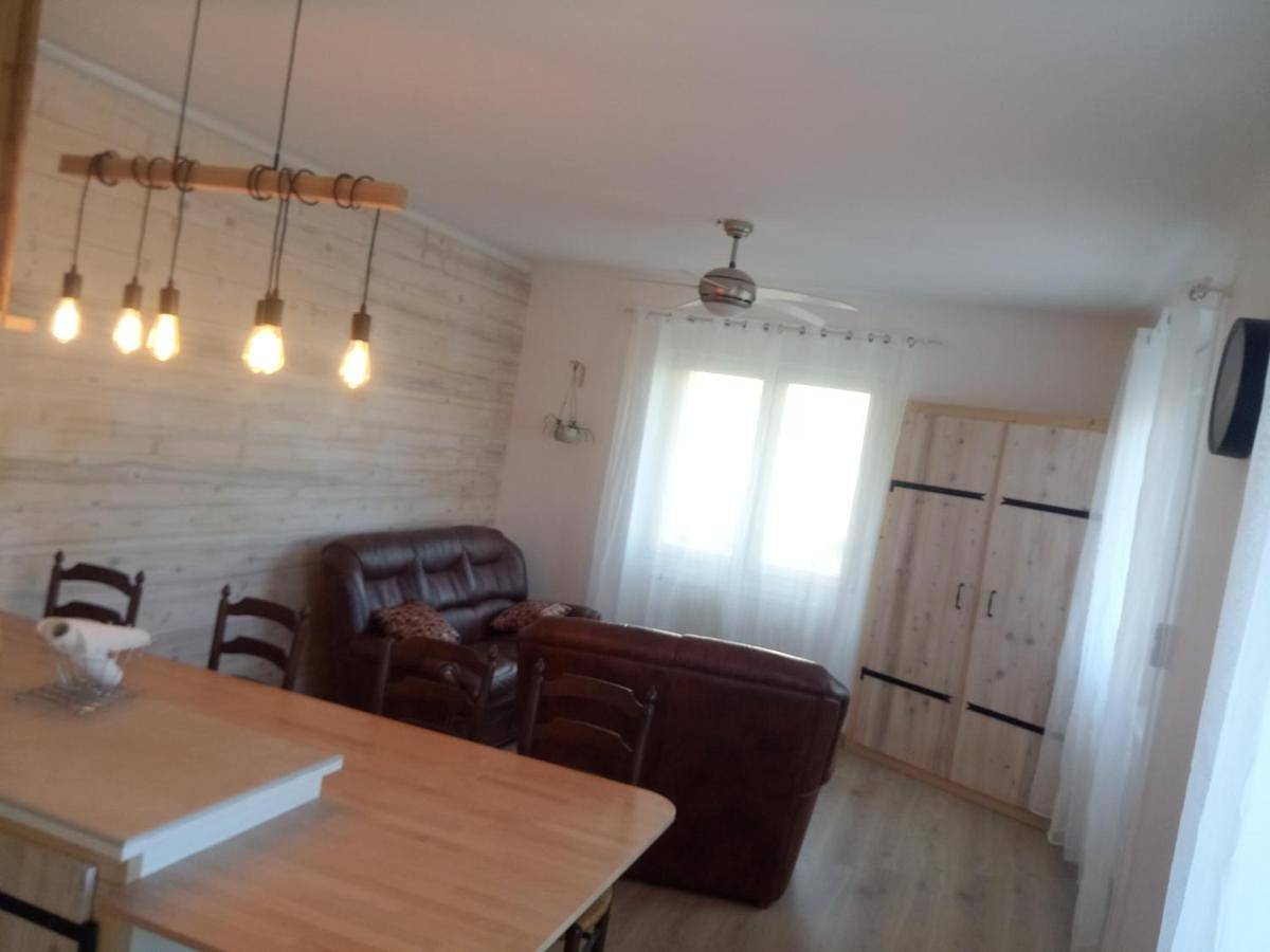 Appartement entier, Apartment - Ground Floor in La Rixouse, Parc naturel régional du Haut-Jura