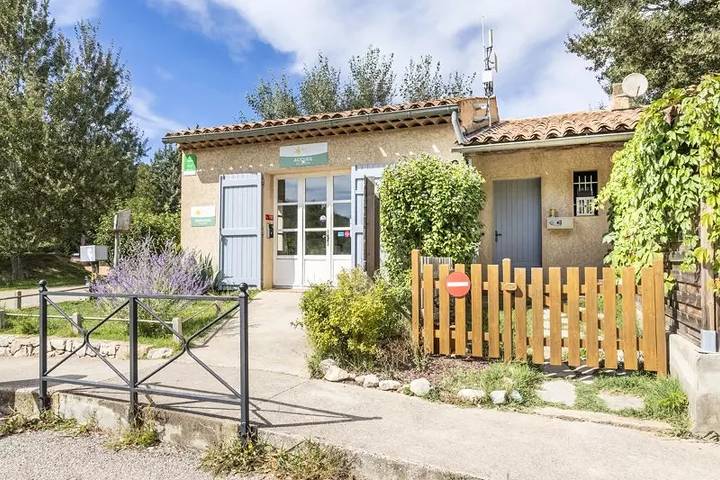 Casa móvil ecológica sin instalaciones sanitarias 3 estancias 5 personas in Lac de Quinson, Quinson
