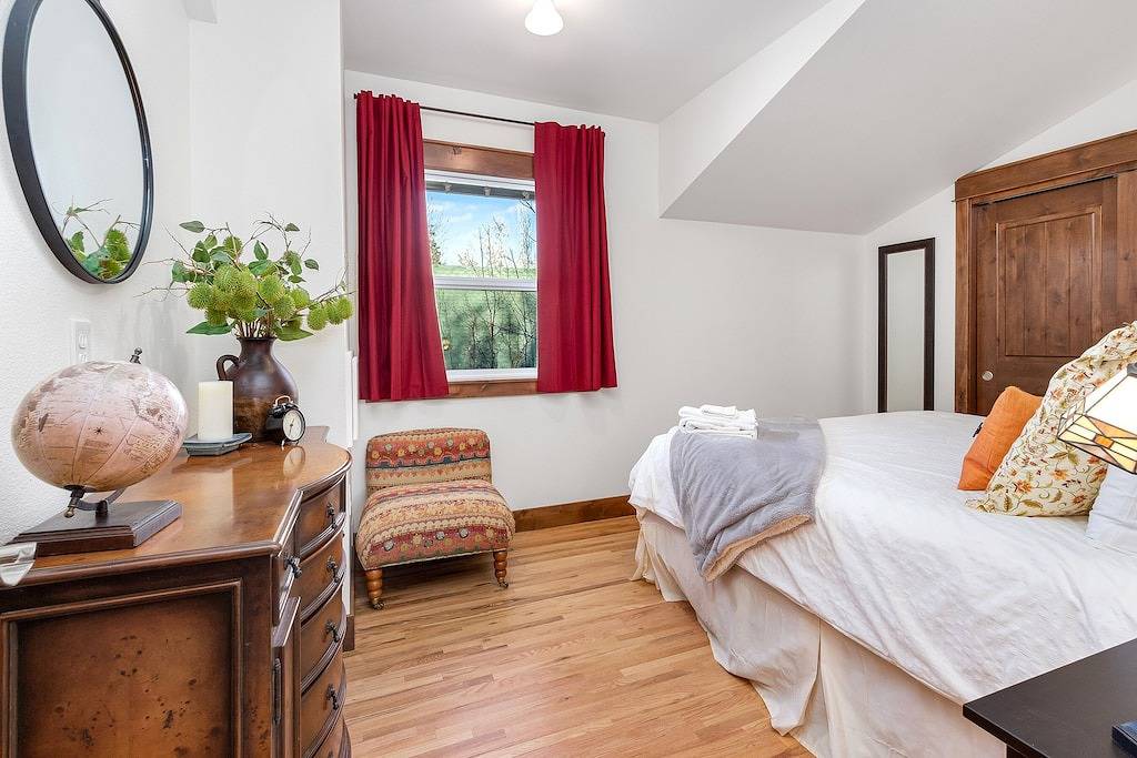 Ganze Wohnung, The Beautiful Bear’s Den! Walk to Old Town & Csu! in Fort Collins, Larimer County