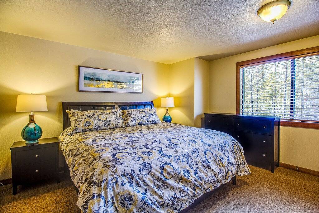 2 Bedroom Getaway mit A / C, 2 Ebenen, in der Nähe von Deschutes River, Whirlpool - Yelr 13 in Sunriver, Deschutes County