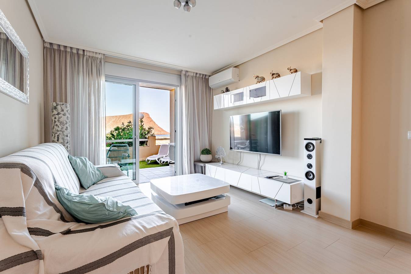 Hel lägenhet, Vacation Apartment 'Vista Tejita' with Sea View, Wi-Fi and Air Conditioning in La Tejita, Granadilla de Abona