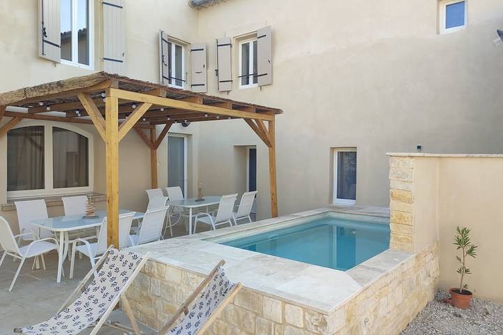 Location de vacances pour 4 personnes, avec piscine et jardin à Saint-Victor-la-Coste