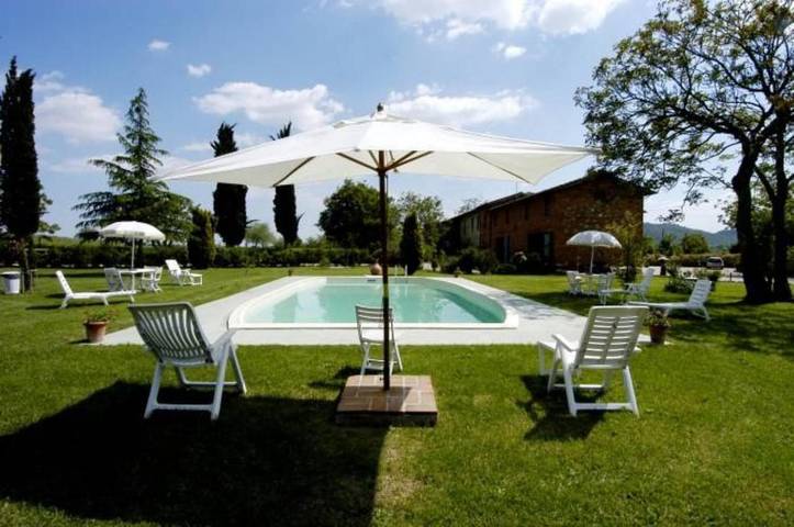 Agriturismo per 3 persone, con Giardino e Piscina nonché Panorama a Lucignano