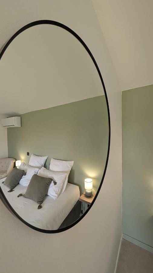 Triple Room with Mountain View in Lagnes, Parc naturel régional du Luberon