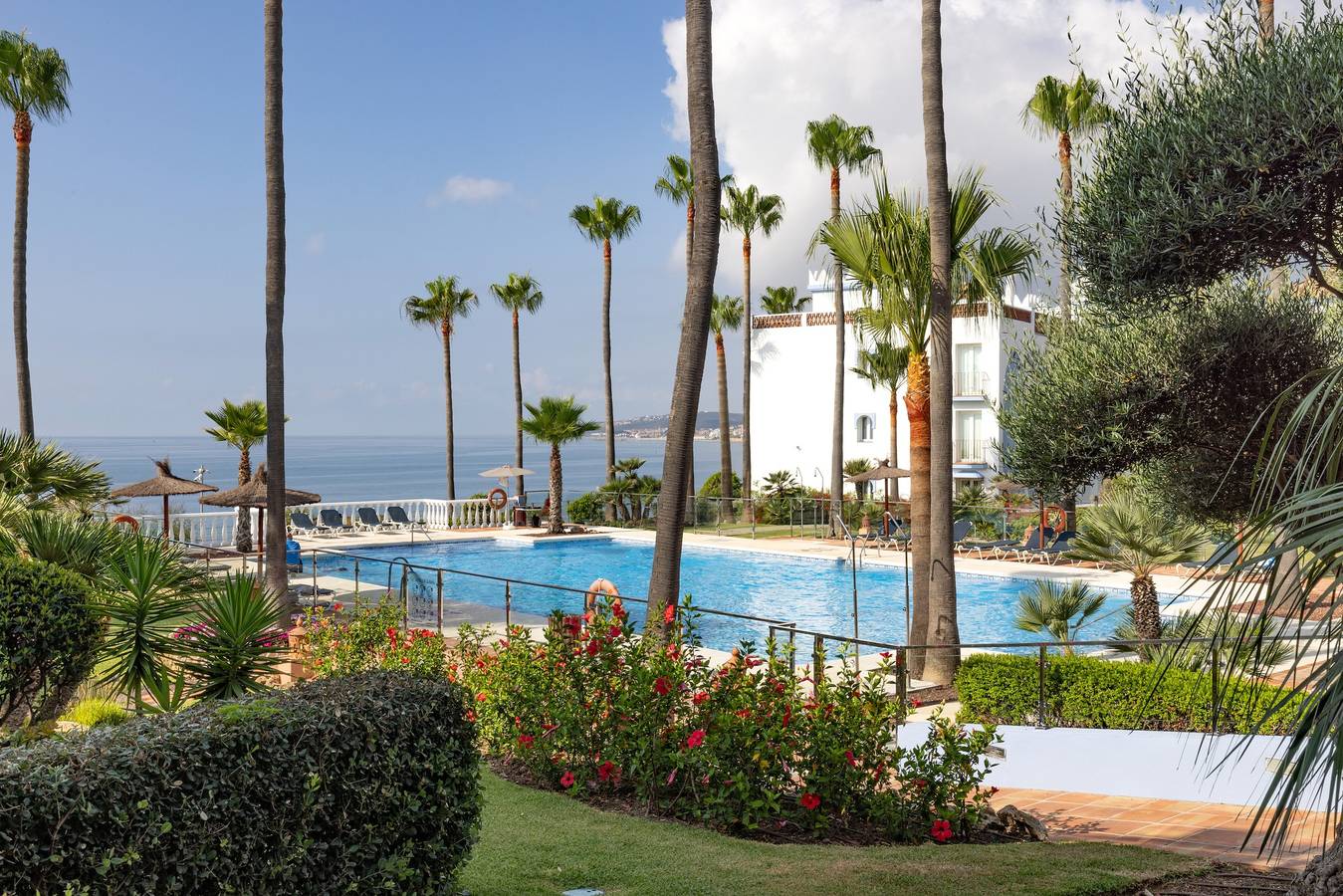 Apartamento entero, Apartamento "La Perla de Marakech 5" con vistas al mar, piscina compartida y Wi-Fi in Casares Costa, Casares
