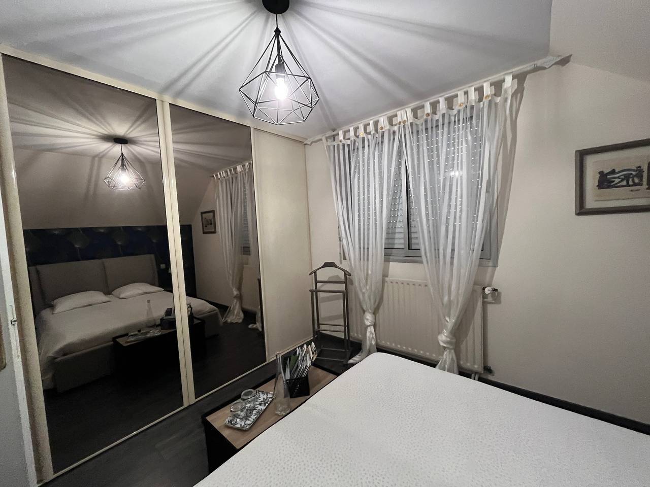 Chambre « Pause Tranquille - Chambre 2 » avec terrasse partagée, jardin partagé et Wi-Fi in Sablé-sur-Sarthe, Sarthe