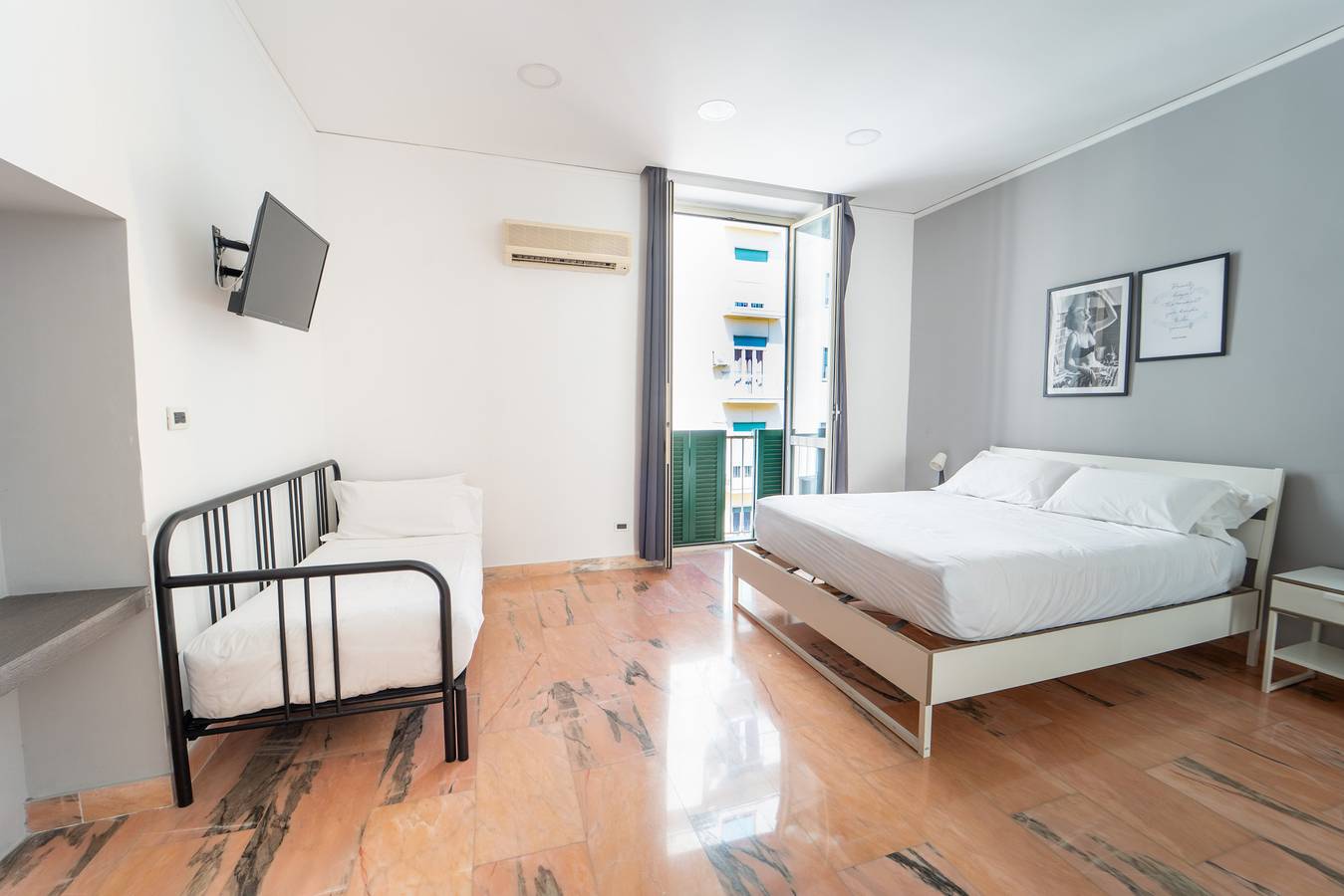 Appartement entier, A Due Passi da Spaccanapoli (ex Modern Apt Gesù) in Naples, Province de Naples