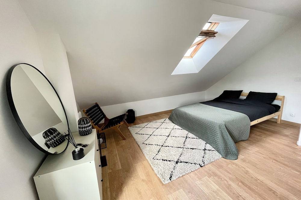 Villa à 1h de paris avec piscine chauffée et jacuzzi intérieur in Jaulnes, Seine-et-Marne