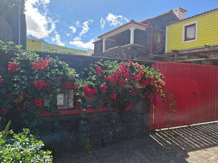 Casa de férias para 5 pessoas, com vista e jardim e ainda terraço em São Roque do Pico