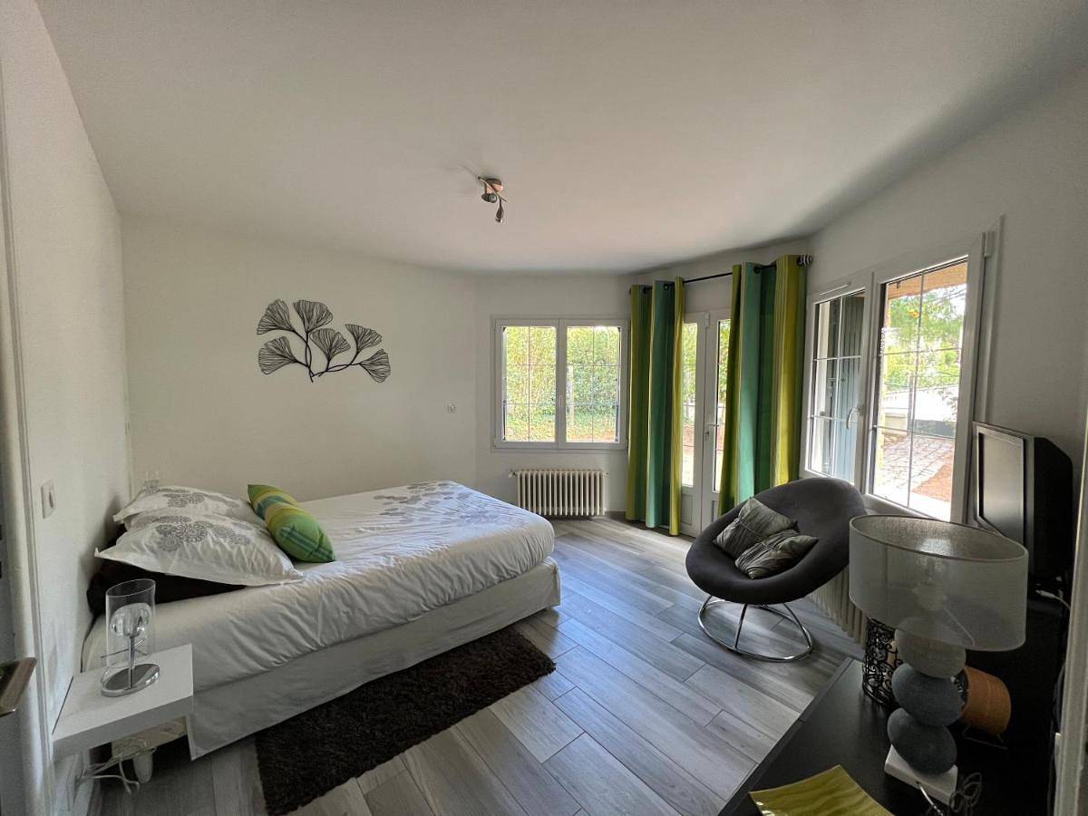 Double Room with Private Bathroom in Chanas, Région de Vienne