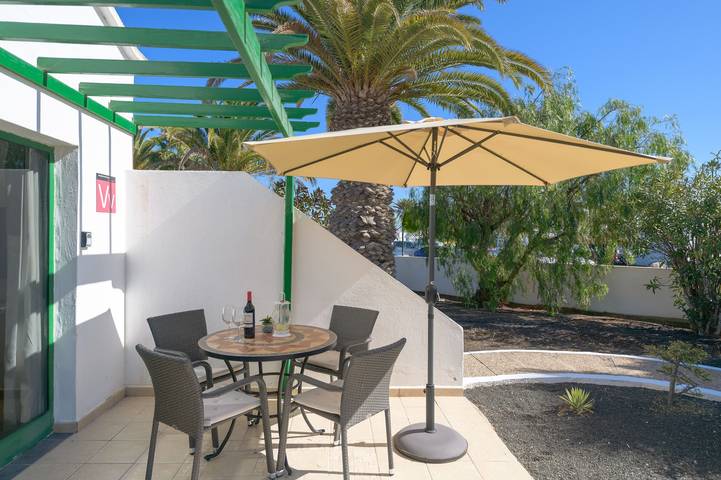 Ganze Wohnung, Ferienwohnung Casa Victoria mit Gemeinschaftspool und privater Terrasse in Playa Blanca, Yaiza