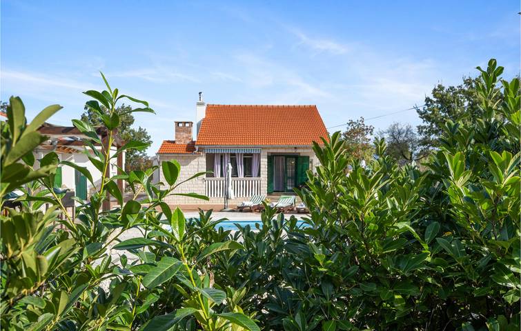 Geräumige 2-Zimmer-Wohnung mit Pool und Terrasse, kostenloses WLAN in Dalmatinisches Zagora