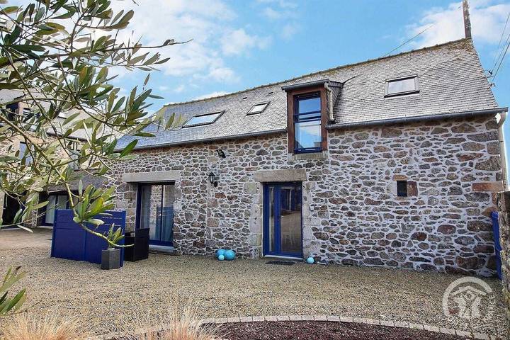 Gîte pour 4 personnes, avec Terrasse ainsi que Jardin et Vue à Jugon-les-Lacs