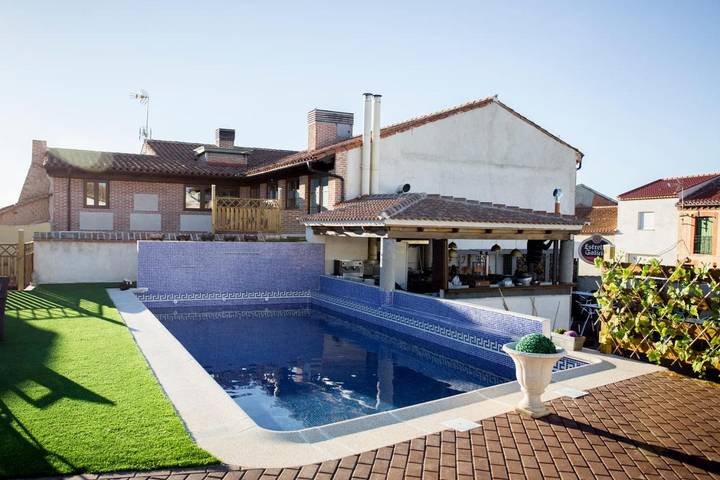 Casa de vacaciones para 32 personas, con piscina además de jardín y jacuzzi en Comarca de Ávila